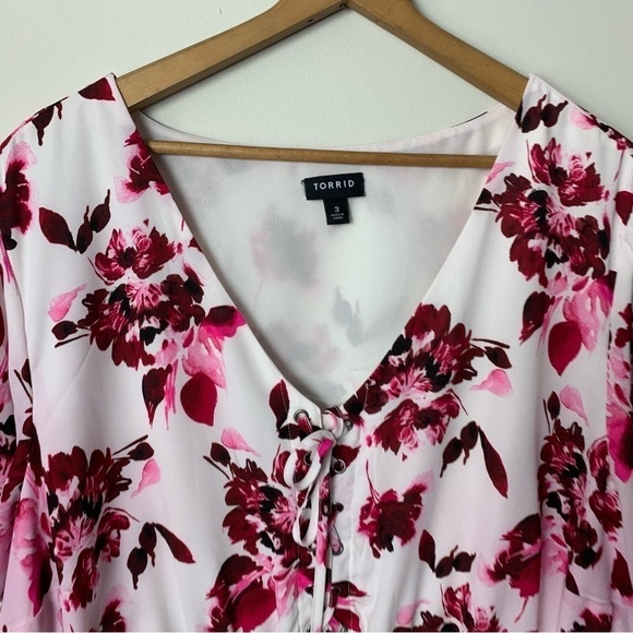 [Torrid] Women's White & Pink Floral Print Short Sleeve Plus Size Top - Picture 2 of 8